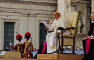 Papa Francesco firma la Carta di Assisi per i bambini